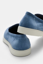 Fabiano Ricci Loafer 'Reverse' rauchblau shown from the rear side, made of edles Veloursleder, schmal zulaufende Silhouette, Naht auf der Vorderkappe, Innenfutter aus Leder, flexible Gummisohle. This sportive loafer offers comfort and a lightweight feel f