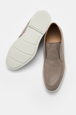 Fabiano Ricci Desert Boot 'Reverse' taupe, Veloursleder, schmale Silhouette, Naht auf Vorderkappe, Lederfutter, Gummisohle, von oben fotografiert.
