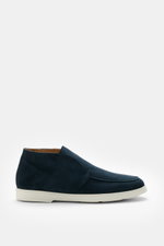 Fabiano Ricci Desert Boot 'Reverse' navy aus feinem Veloursleder, schmal zulaufend mit Naht auf Vorderkappe, Lederfutter, Gummisohle, Seitenansicht.