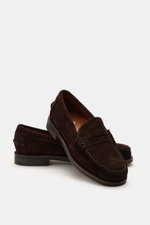 Front-side view of the Sebago Penny Loafer 'Classic Dan' dark brown in supple suede leather with tapered silhouette and penny strap.

Description:  
<p>Hand-sewn classic with the highest craftsmanship: The SEBAGO Penny Loafer made of supple suede leather 