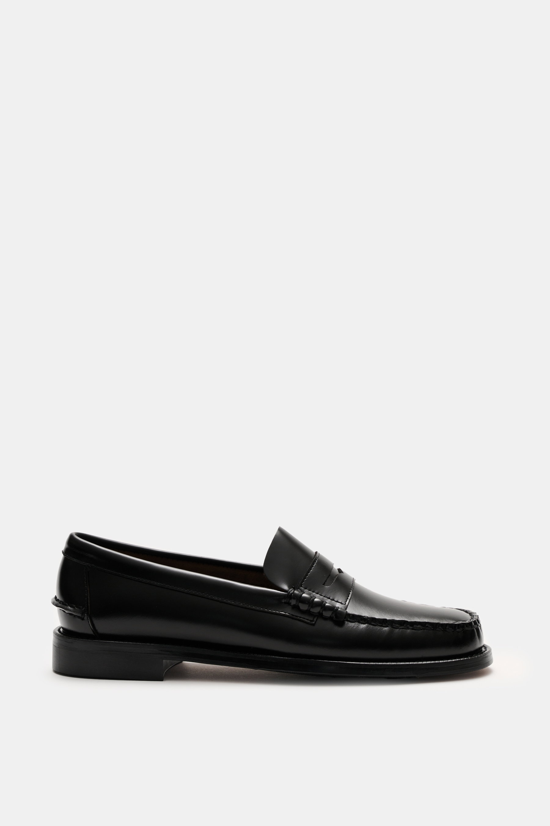 Side view of Sebago Penny loafers 'Classic Dan' black in finely grained leather with through-sewn Blake stitching, tapered cut, penny strap, decorative toe cap stitching, leather lining, leather outsole, and rubber-reinforced heel.