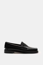 Side view of Sebago Penny loafers 'Classic Dan' black in finely grained leather with through-sewn Blake stitching, tapered cut, penny strap, decorative toe cap stitching, leather lining, leather outsole, and rubber-reinforced heel.