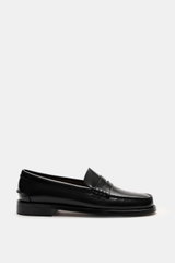 Side view of Sebago Penny loafers 'Classic Dan' black in finely grained leather with through-sewn Blake stitching, tapered cut, penny strap, decorative toe cap stitching, leather lining, leather outsole, and rubber-reinforced heel.