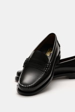 Close-up, slightly angled top-front view of Sebago Penny loafers 'Classic Dan' black in finely grained leather with hand-stitched details, signature penny strap, leather lining, toe cap with decorative stitching and pleats, through-sewn Blake-stitched fin