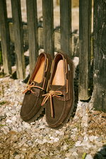Sebago Bootsschuh 'Ranger Muddy' braun aus robustem Nubukleder mit schmal zulaufender Silhouette, Ziernaht und Gummisohle, seitlich oben fotografiert.
