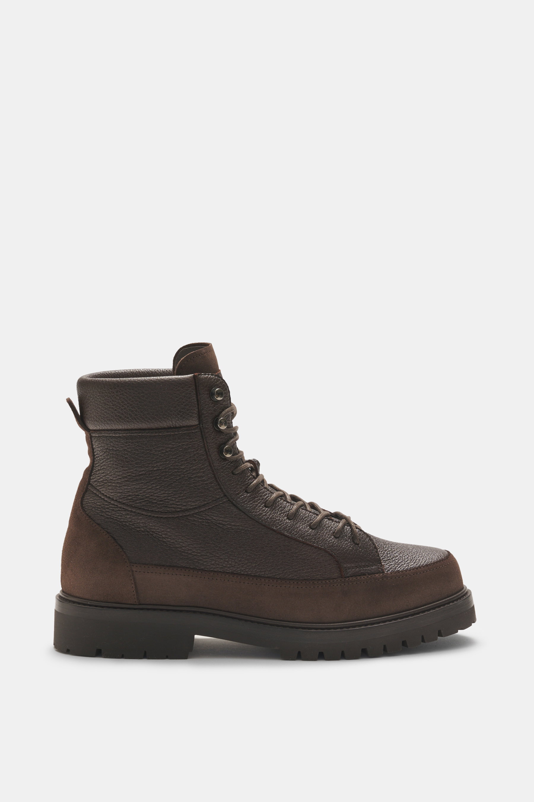 Brunello Cucinelli Schnürboot dunkelbraun aus genarbtem und Veloursleder, hohe Zehn-Loch-Schnürung, Profilsohle, Seitenansicht rechts.