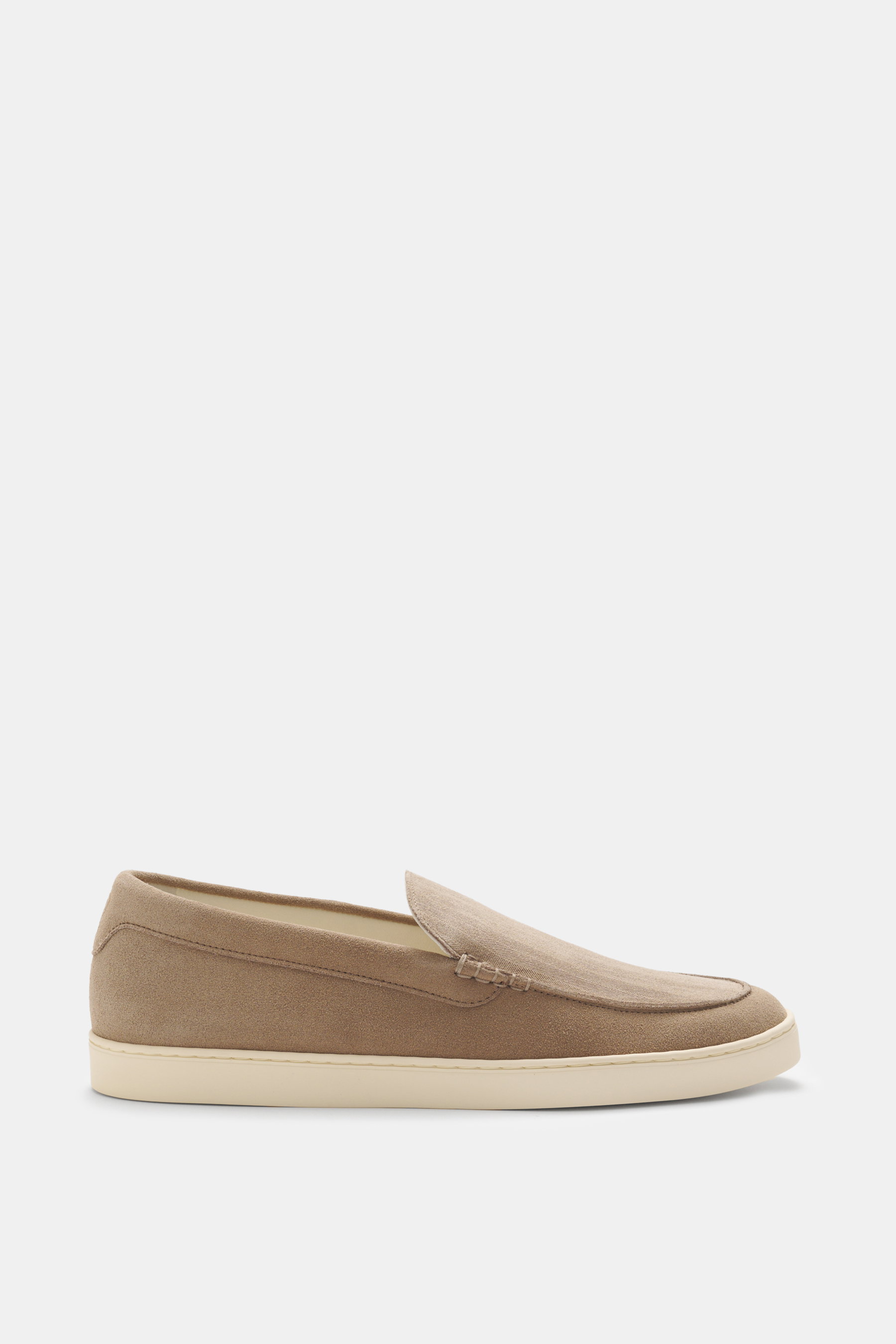 Brunello Cucinelli Loafer beige aus geschmeidigem Veloursleder mit Prägung und Ziernaht, seitliche Seitenansicht, leichte Gummisohle.