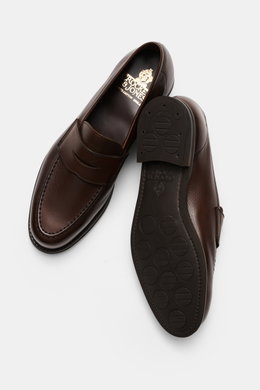 Crockett & Jones Penny Loafer 'Harvard' dunkelbraun shown from top and sole view, polished smooth leather, penny strap, stitched toe cap, leather outsole.