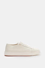 Santoni Sneaker offwhite seitlich fotografiert mit markant genarbtem Glattleder, matter Optik, runder Vorderkappe, Sieben-Loch-Schnürung, dezenter Naht, Lederinnenfutter und flexibler Kautschuksohle.