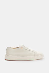 Santoni Sneaker offwhite seitlich fotografiert mit markant genarbtem Glattleder, matter Optik, runder Vorderkappe, Sieben-Loch-Schnürung, dezenter Naht, Lederinnenfutter und flexibler Kautschuksohle.
