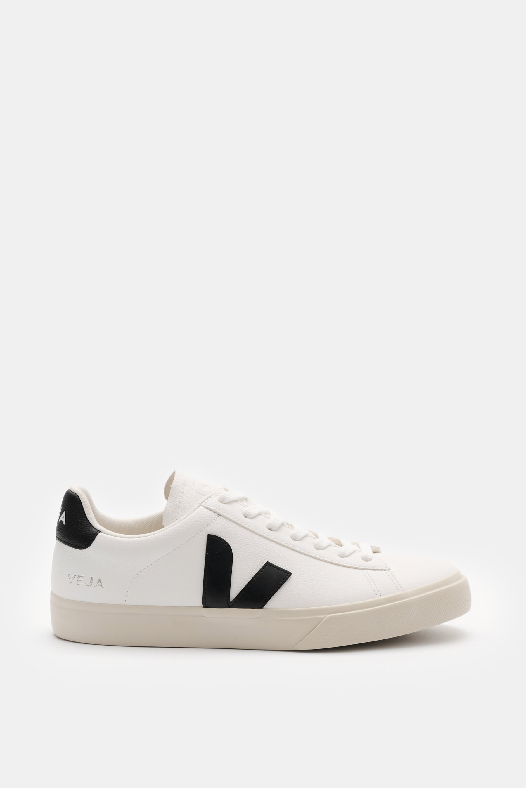 Veja Sneaker 'Campo Leather' weiß/schwarz von der Seite, genarbtes Leder, runde Vorderkappe, V-Form Overlays, gepolsterter Schaftrand, goldene Prägung, flexible Sohle.