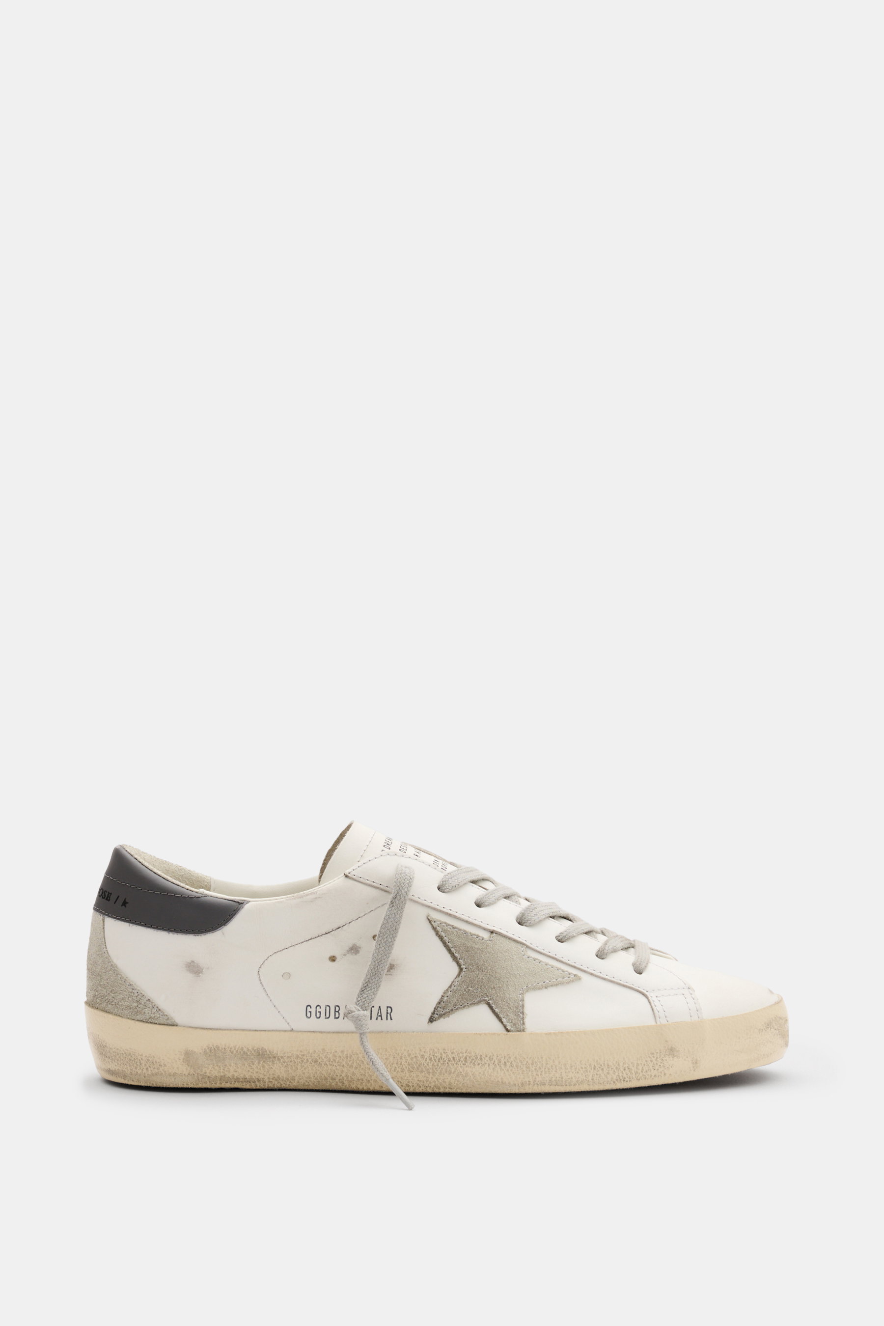 Golden Goose Sneaker 'Super-Star Classic' offwhite/grau im Profil von links, feines Leder, Velours-Overlays, Vintage-Finish, Stern, Used-Sohle.