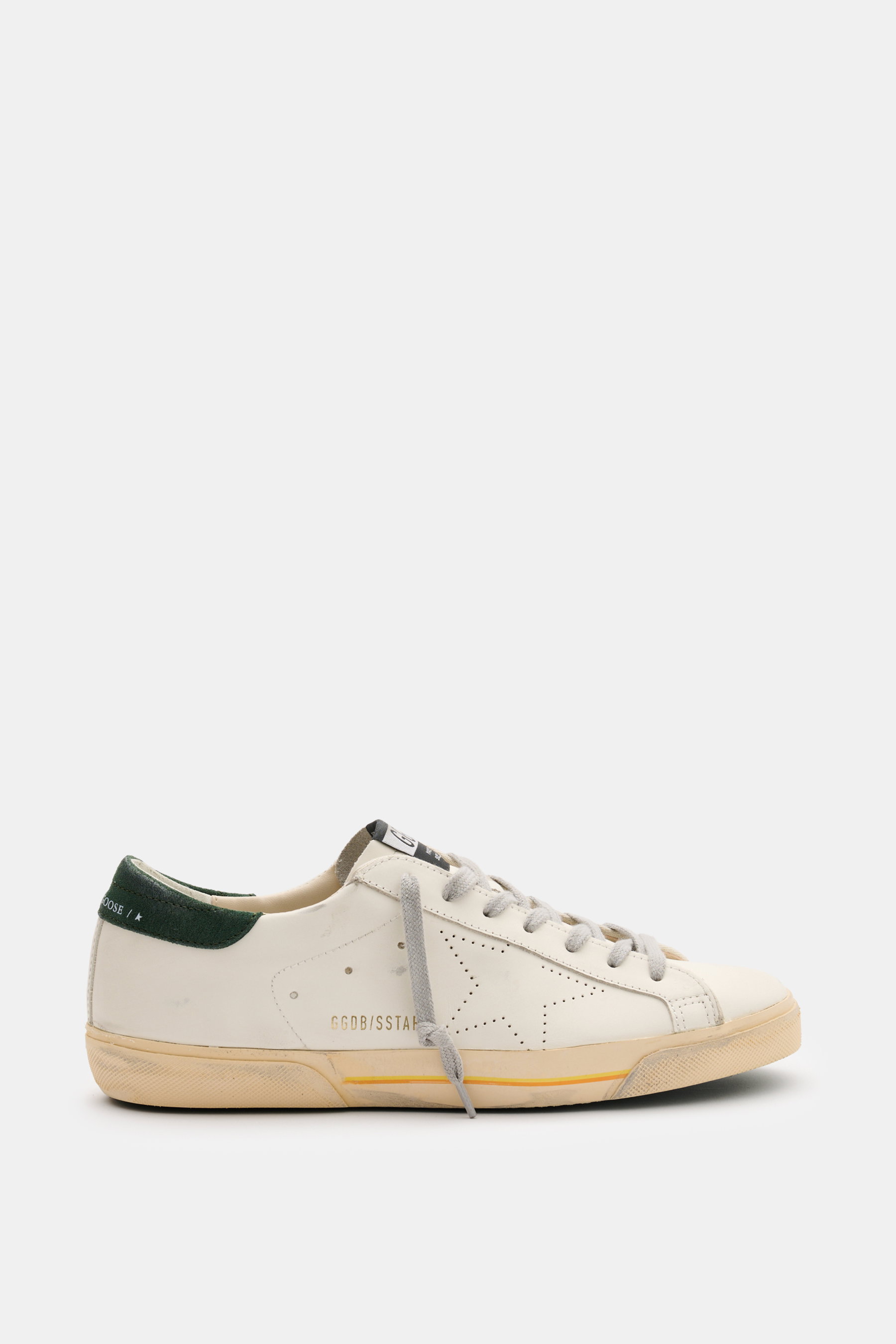 Golden Goose Sneaker 'Super-Star Skate' offwhite/dunkelgrün seitlich fotografiert mit Vintage-Finish, perforiertem Stern, Veloursleder-Overlays, Used-Sohle.