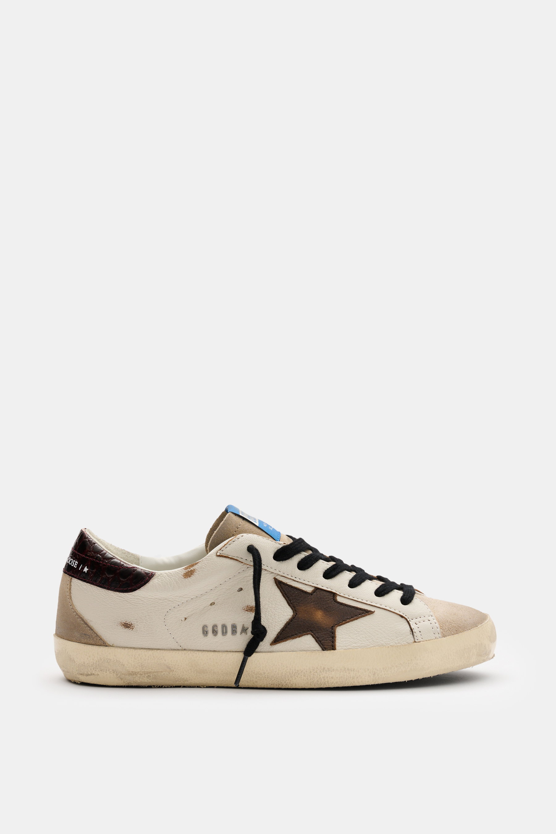 Golden Goose Sneaker 'Super-Star Classic' creme/dunkelbraun, Seitenansicht, Used-Finish, Kroko-Optik, Stern, sieben Loch Schnürung, Veloursleder, Gummisohle.