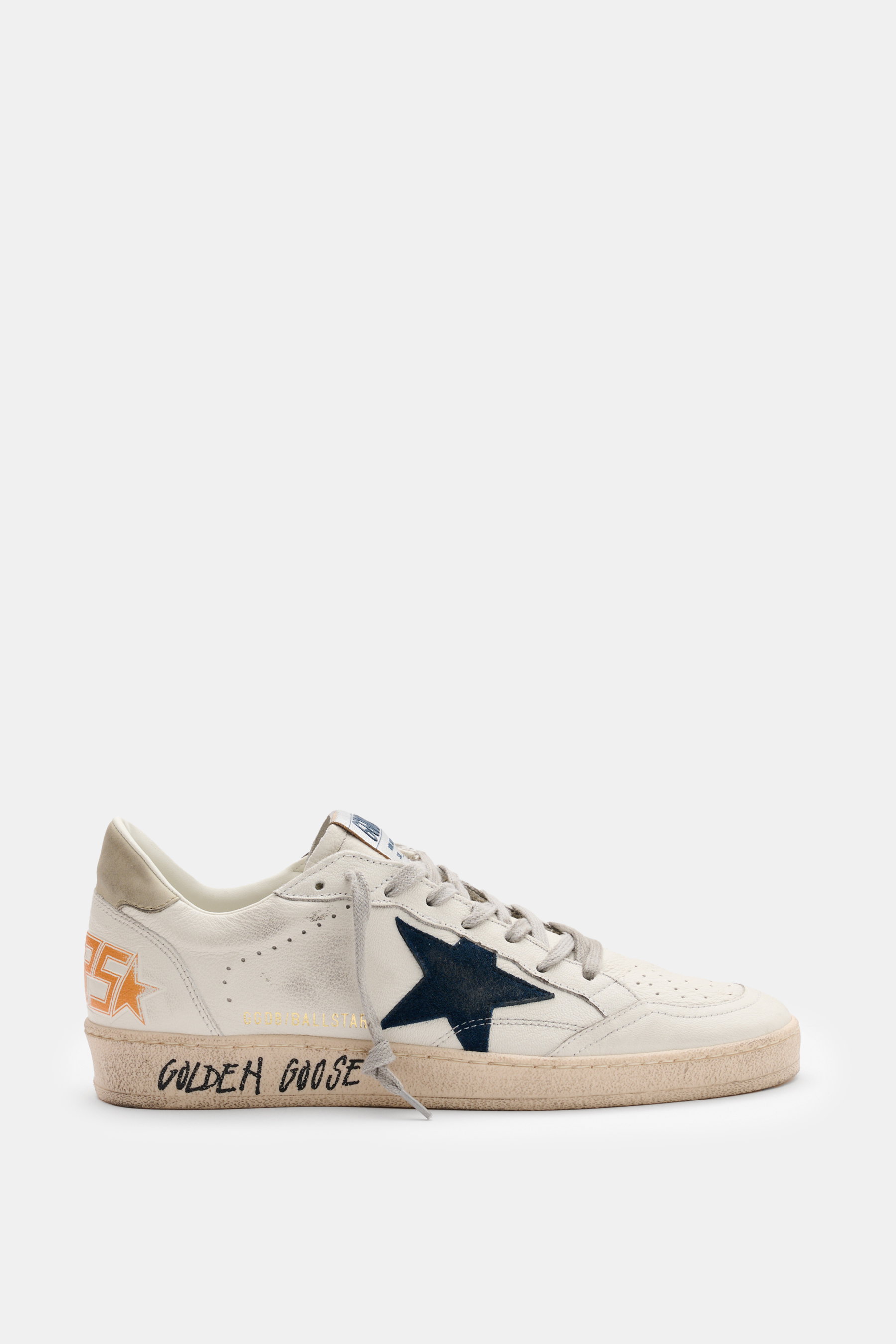 Golden Goose Sneaker 'Ball-Star' offwhite/navy/orange, seitliche Ansicht, Vintage-Finish, Nappaleder, Veloursleder, Used-Optik, ikonischer Stern, College-Style.