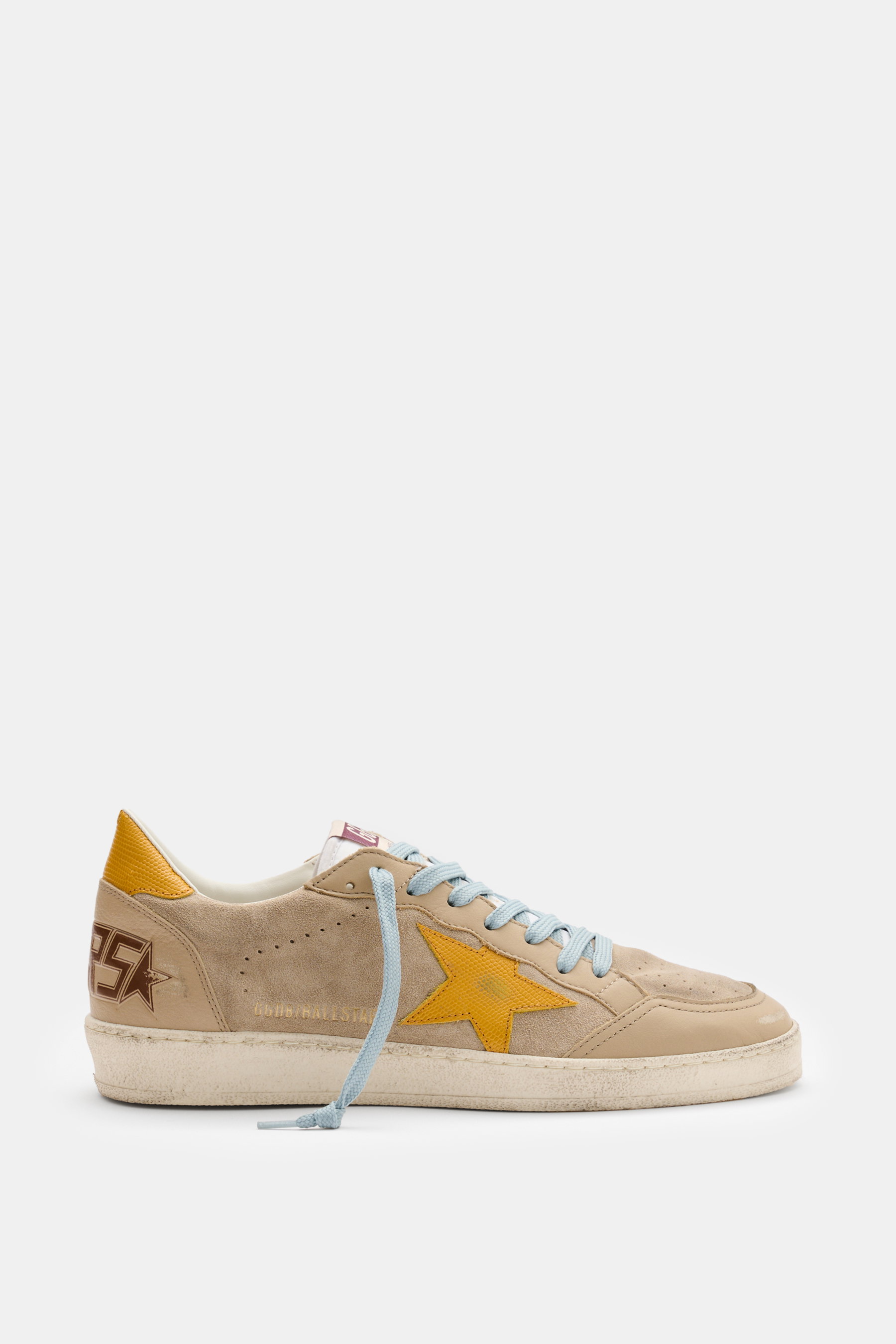 Golden Goose Sneaker 'Ball-Star' beige/hellorange/braun, seitliche Ansicht, feines Velours- und Glattleder, Vintage-Finish, Used-Optik, Stern, blaue Schnürsenkel.
