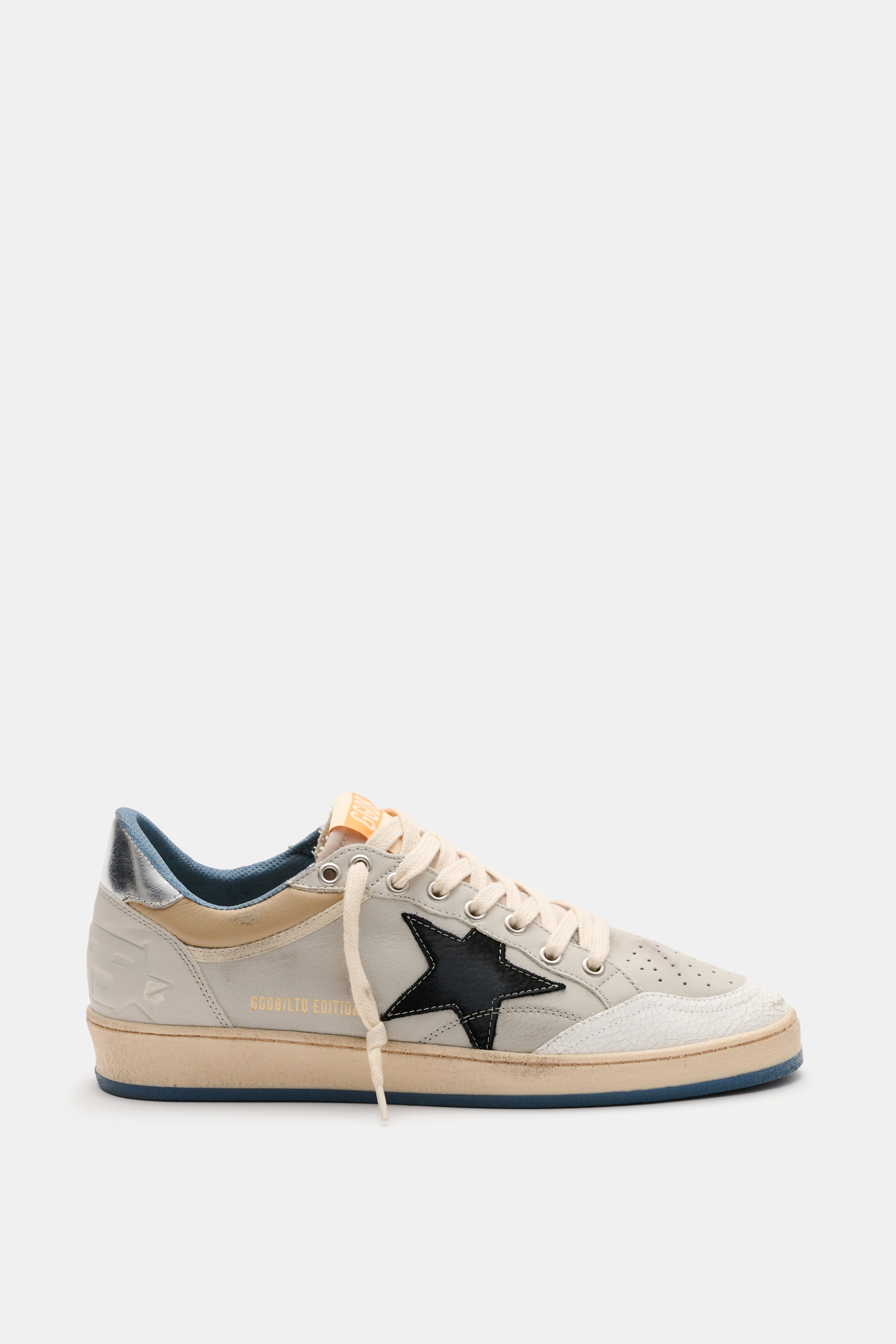 Golden Goose Sneaker 'Ball Star' grau/offwhite/schwarz, seitlich von rechts, Vintage-Finish, Stern, Used-Lackleder, acht Loch Schnürung.