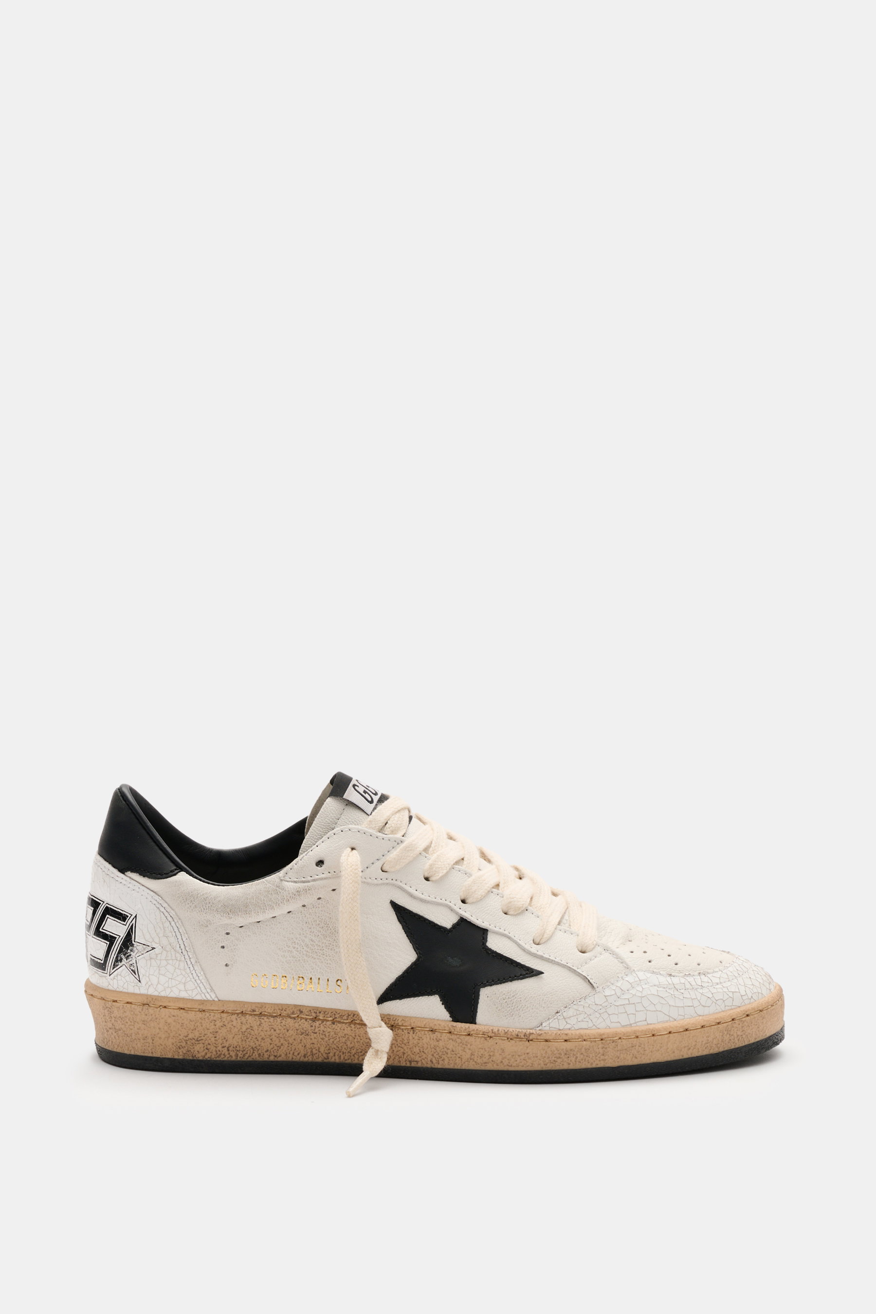 Golden Goose Sneaker 'Ball Star' offwhite/schwarz, seitliche Seitenansicht, Vintage-Finish mit Used-Lackleder-Overlays, schwarzer Stern, perforierte Vorderkappe, acht-Loch-Schnürung, flexible Gummisohle.