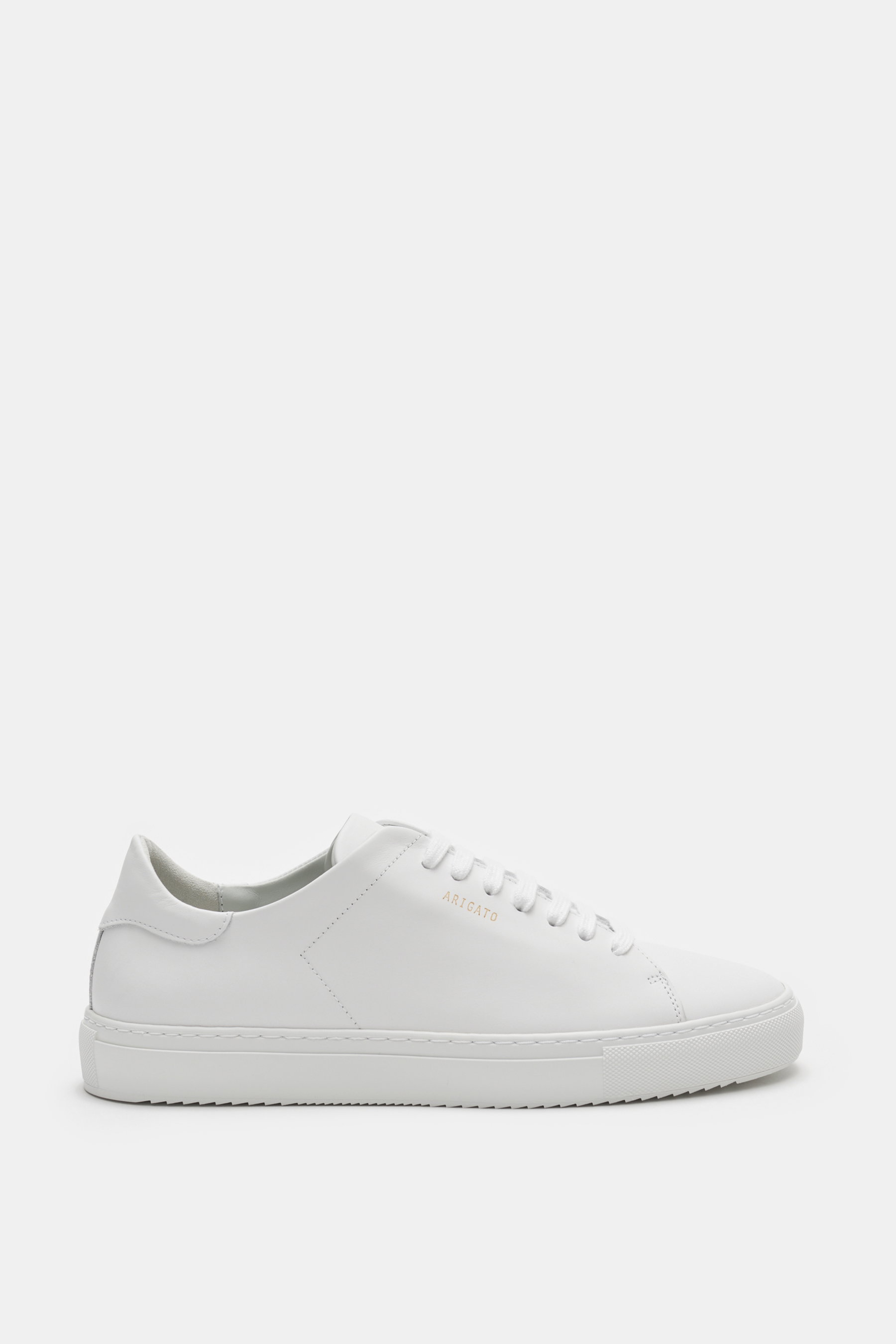 Axel Arigato Sneaker 'Clean 90' weiß seitlich fotografiert, cleanes skandinavisches Design, Glattleder, runde Vorderkappe, 7-Loch-Schnürung, goldene Prägung, gepolsterter Schaftrand, Lederfutter, flexible Gummisohle.