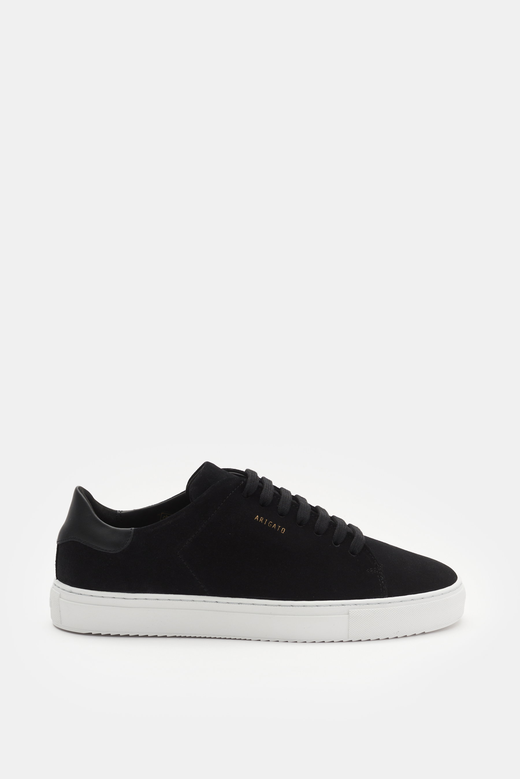 Axel Arigato Sneaker 'Clean 90 Suede' schwarz, Seitenansicht, edles Veloursleder, runde Vorderkappe, sieben-Loch-Schnürung, goldene Prägung, gepolsterter Schaftrand, Lederfutter, flexible Gummisohle.