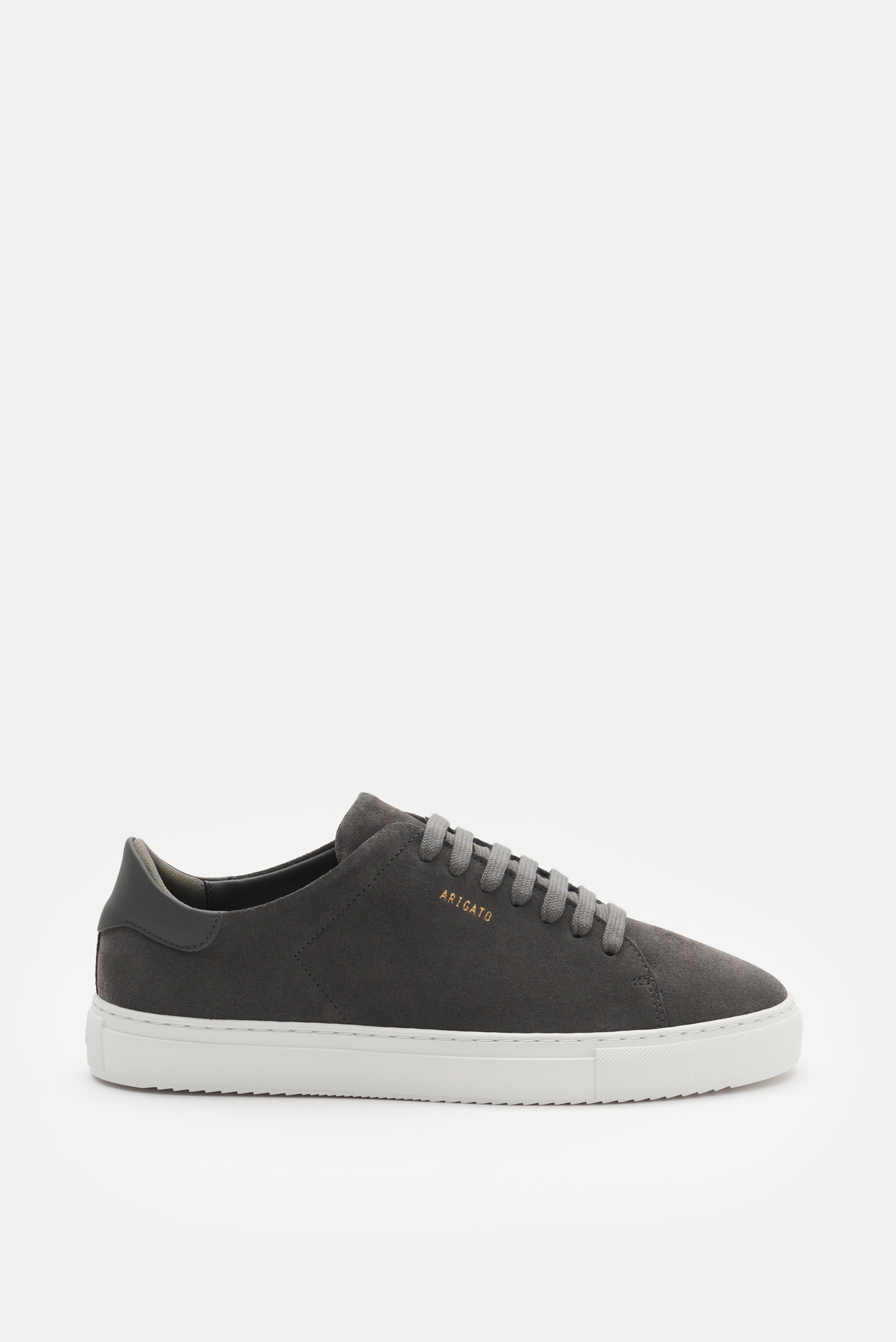 Axel Arigato Sneaker 'Clean 90 Suede' dunkelgrau seitlich fotografiert, edles Veloursleder, runde Vorderkappe, Sieben-Loch-Schnürung, goldfarbene Prägung, gepolsterter Schaftrand, Lederfutter, flexible weiße Gummisohle.