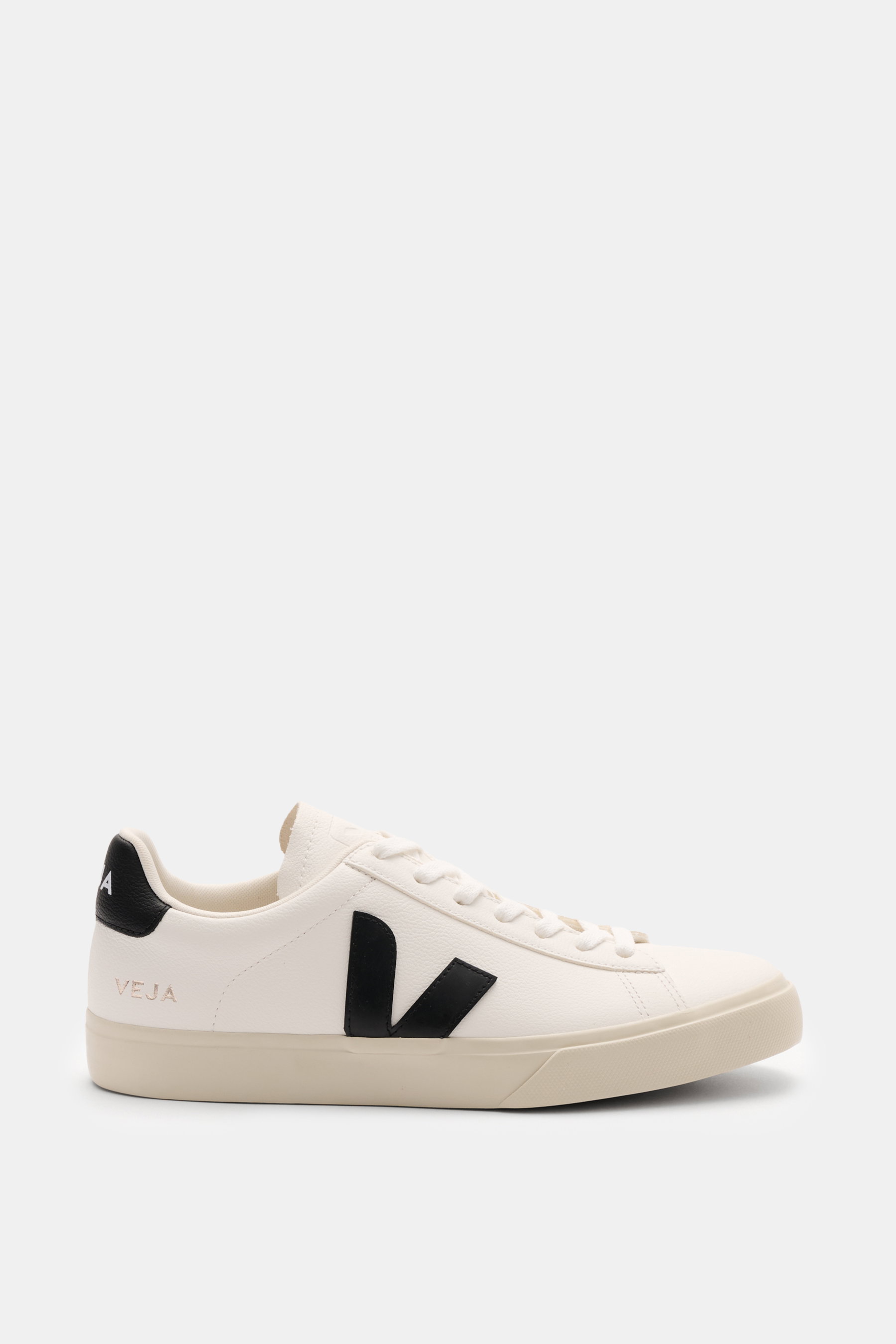 Veja Sneaker 'Campo Leather' weiß/schwarz in Seitenansicht mit genarbtem Leder, runder Vorderkappe, Sieben-Loch-Schnürung, V-Form Overlays, gepolstertem Schaftrand, goldfarbener Prägung, Textilfutter und flexibler Gummisohle.