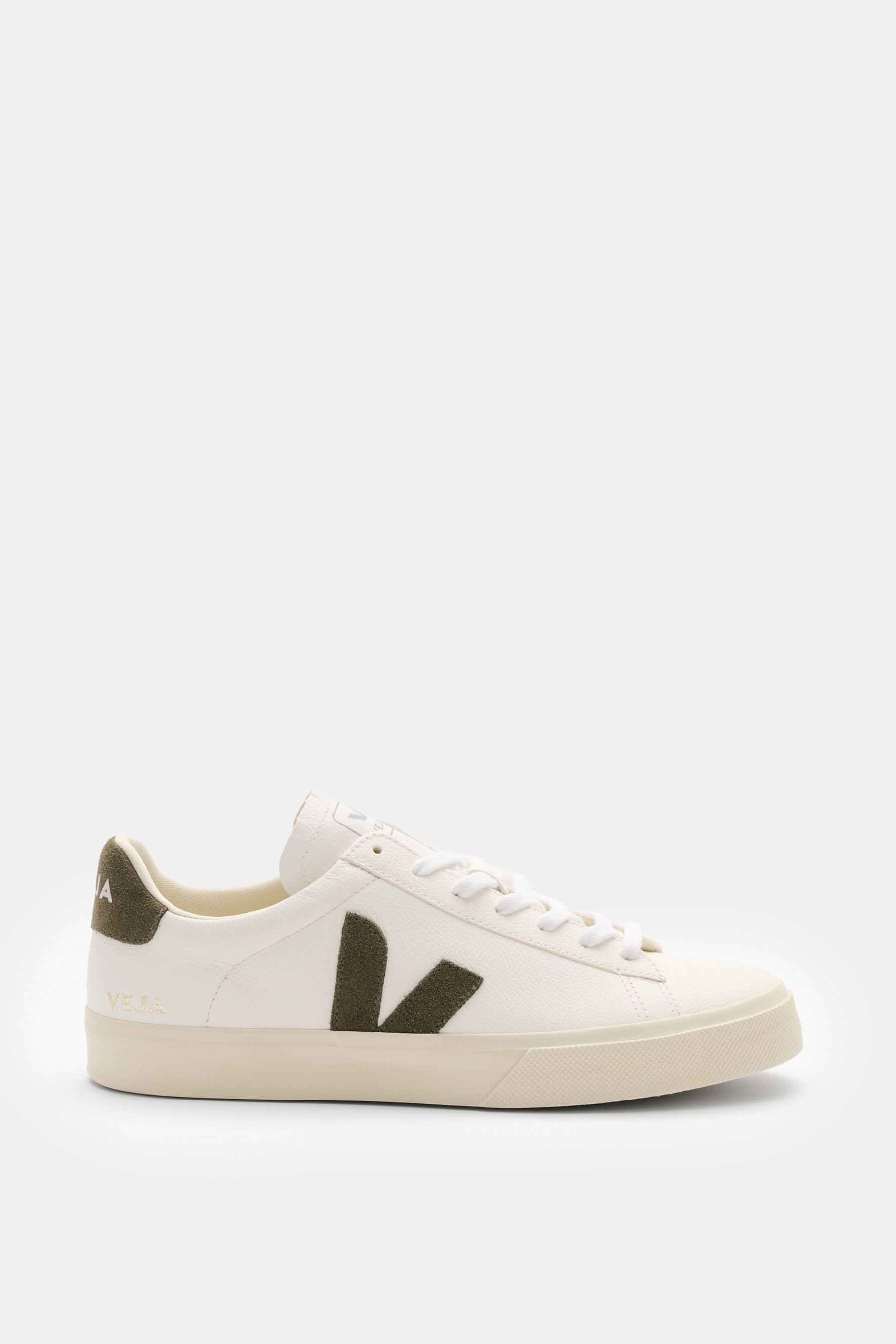 Veja Sneaker 'Campo' weiß/graugrün seitlich fotografiert mit fein genarbtem Leder, runder Vorderkappe, Sieben-Loch-Schnürung, V-Form-Overlays, gepolstertem Schaftrand, goldfarbener Prägung, Textilfutter und flexibler Gummisohle.