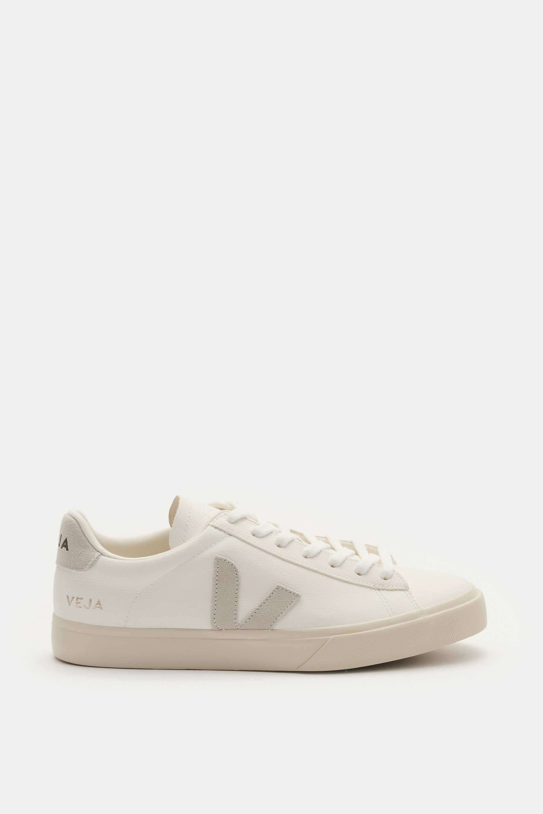 Veja Sneaker 'Campo Chromefree' weiß/beige seitlich fotografiert, genarbtes chromfreies Leder, Velours-Overlays, goldfarbene Prägung, flexible Gummisohle.