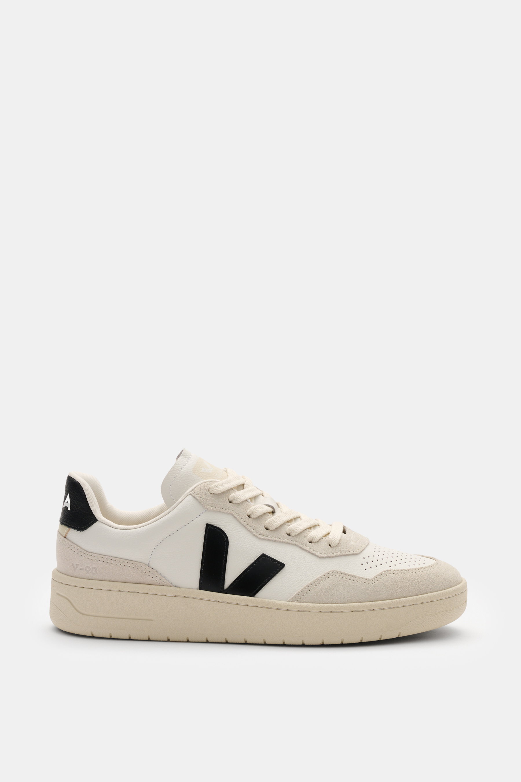 Veja Sneaker 'V-90 O.T. Leather' offwhite/schwarz seitlich von rechts, nachhaltiges Leder, perforierte runde Vorderkappe, V-Overlay, recycelte Gummisohle.