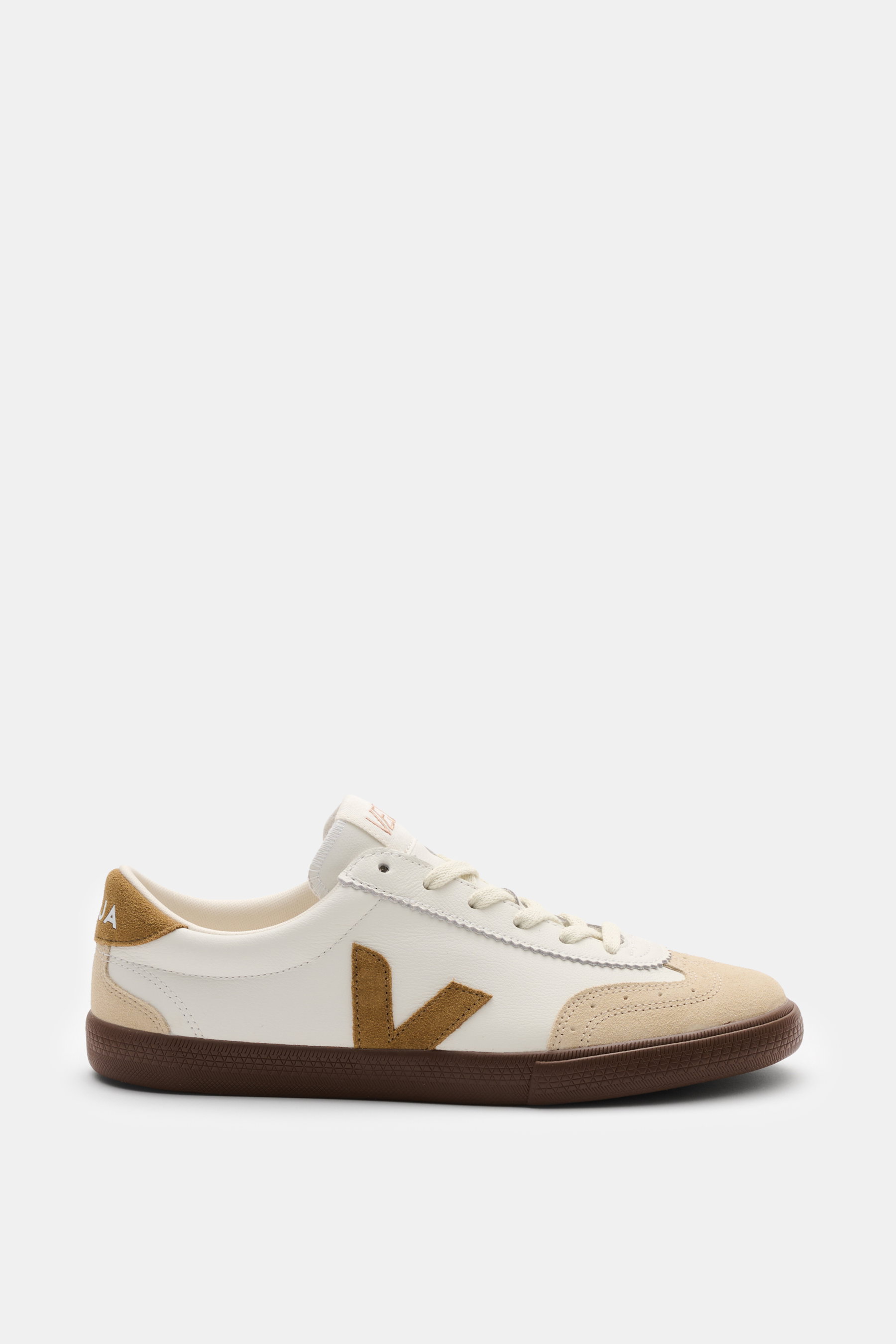 Veja Sneaker 'Volley O.T. Leather' weiß/camel/beige, Seitenansicht, aus Organic Traced Leder mit Velours-Overlays, Gummisohle, Logo-Patch und gepolstertem Schaftrand.
