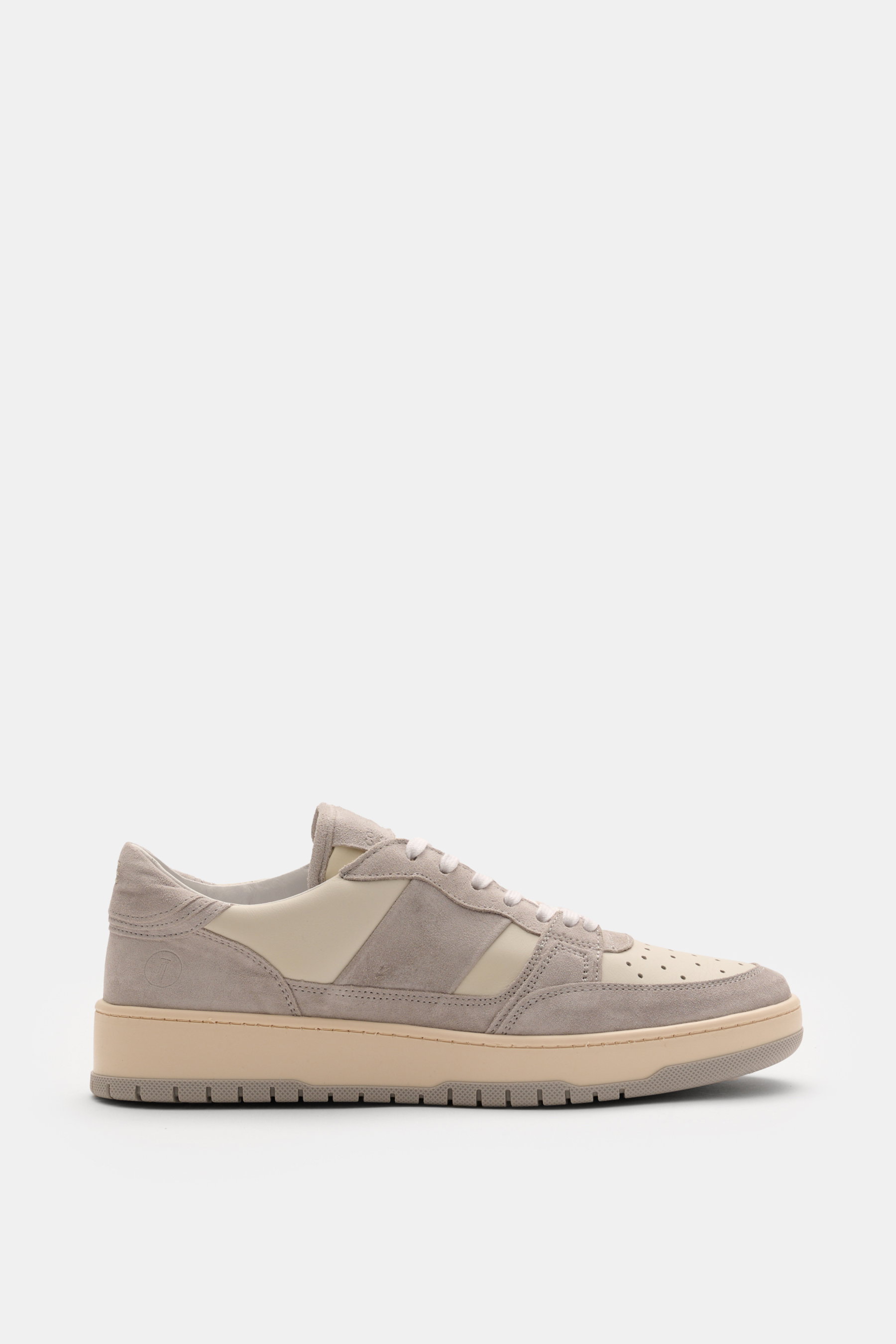 Collegium Sneaker 'Pillar Alpha' offwhite/grau, seitlich fotografiert, fein genarbtes Glattleder, Velours- und Nubuk-Overlays, Lederfutter, flexible Gummisohle.