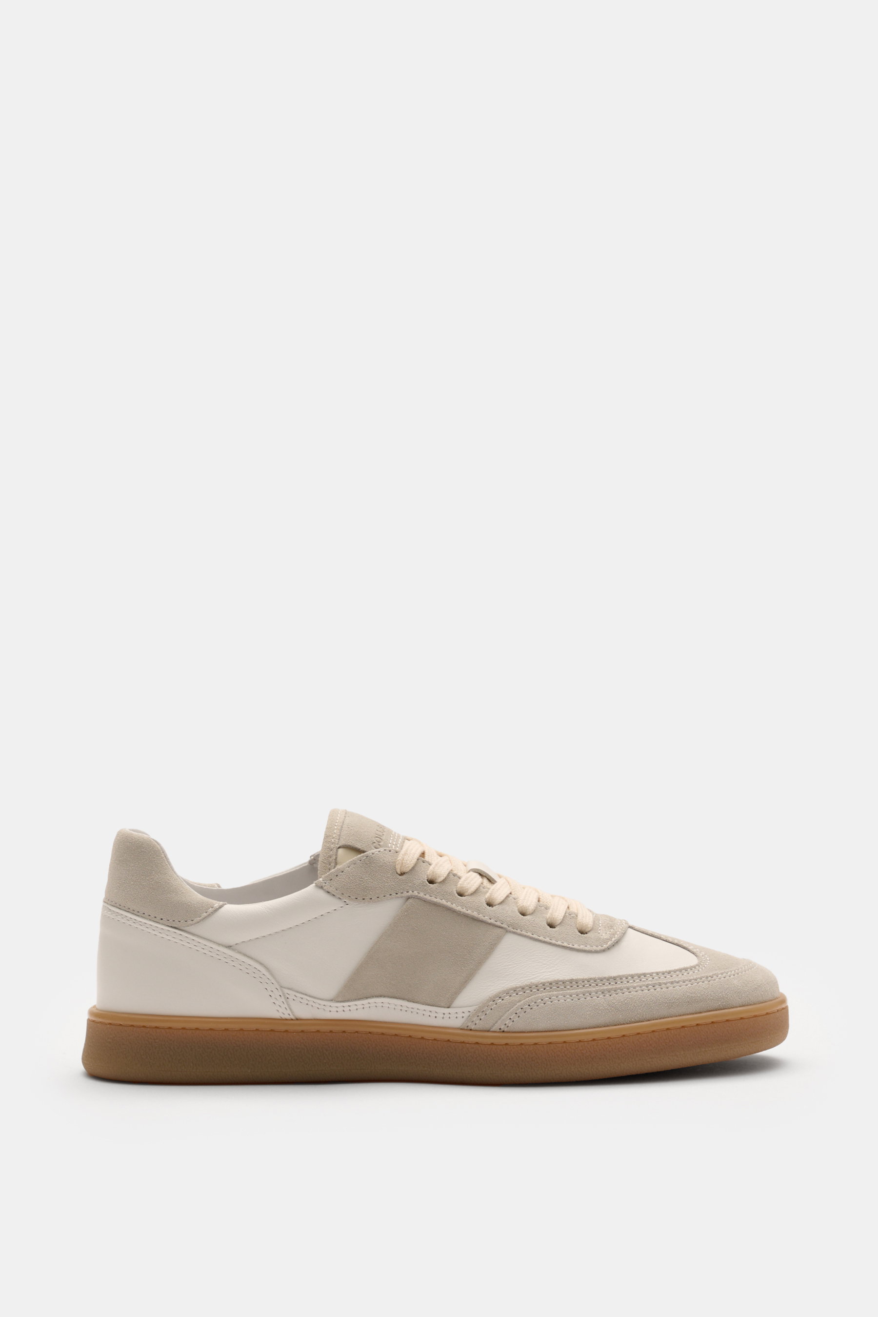 Collegium Sneaker 'Pillar Court II' weiß/hellgrau seitlich, fein genarbtes Glattleder, Velours- und Nubuk-Overlays, flexible Gummisohle.