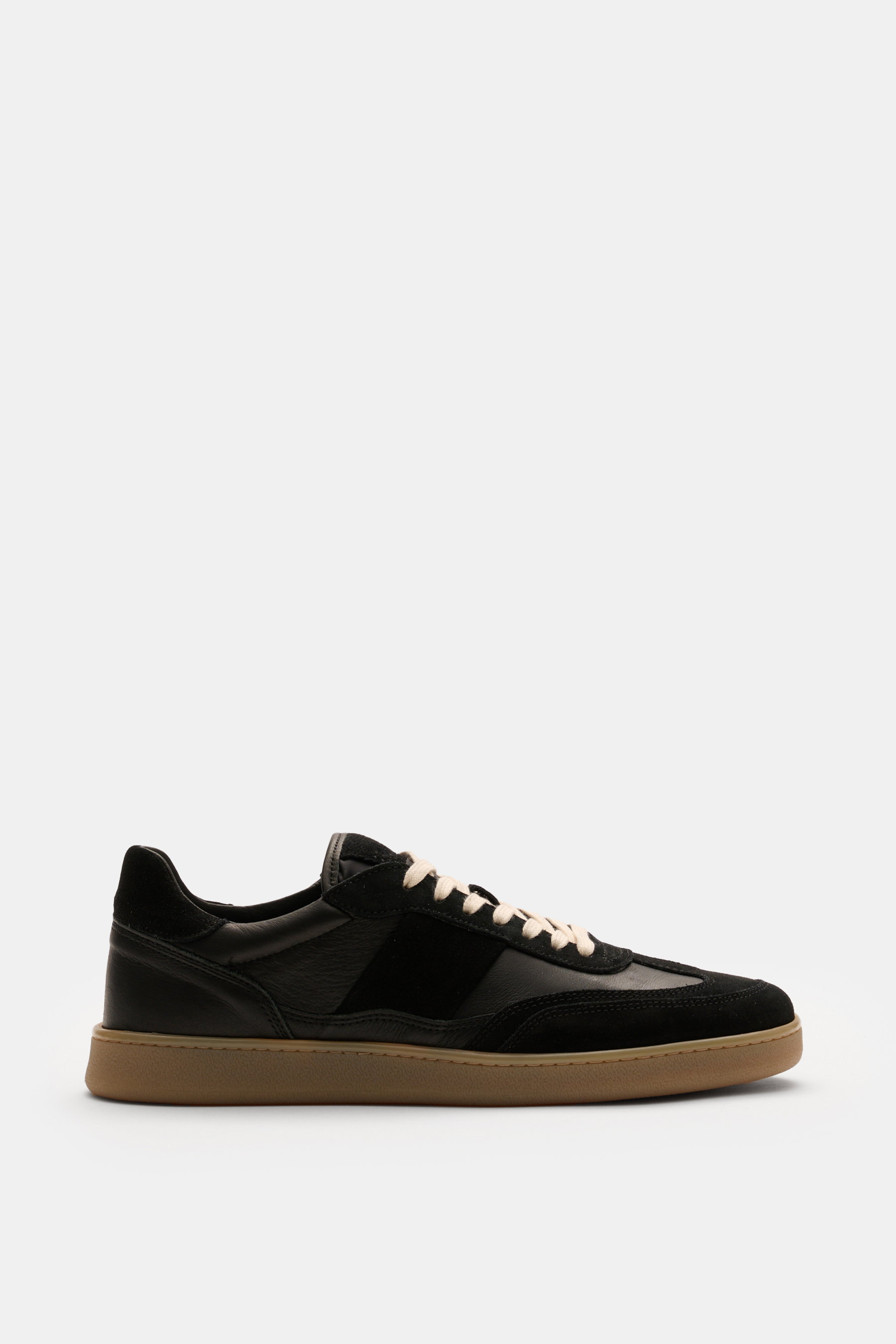 Side view of Collegium Sneaker 'Pillar Court II' schwarz in black with smooth leather, suede, nubuck overlays, seven-eyelet lacing, logo tongue, padded collar, leather lining, and flexible gum sole, handcrafted in Italy.
