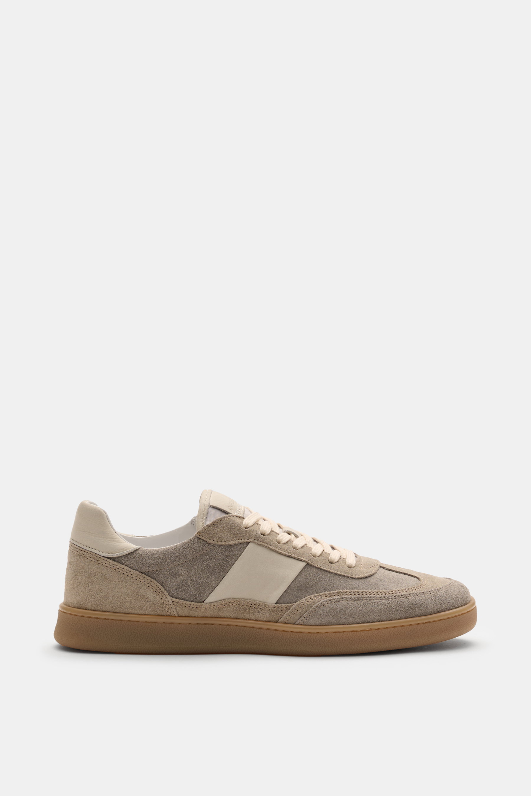 Collegium Sneaker 'Pillar Court II' taupe, seitlich fotografiert, Nubukleder, runde Vorderkappe, Sieben-Loch-Schnürung, flexible Gummisohle.