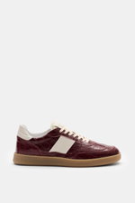Collegium Sneaker 'Pillar Court II' bordeaux im Seitenprofil, Kalbsleder Reptil-Optik, runde Kappe, sieben-Loch-Schnürung, Lederfutter, flexible Gummisohle.