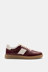 Collegium Sneaker 'Pillar Court II' bordeaux im Seitenprofil, Kalbsleder Reptil-Optik, runde Kappe, sieben-Loch-Schnürung, Lederfutter, flexible Gummisohle.