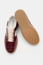 Collegium Sneaker 'Pillar Court II' bordeaux aus Reptil-Kalbsleder, sieben Loch Schnürung, Gummisohle, von oben und Sohle sichtbar.