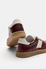 Collegium Sneaker 'Pillar Court II' bordeaux aus Reptil-Kalbsleder, runde Vorderkappe, sieben-Loch-Schnürung, flexible Gummisohle, Rückansicht.