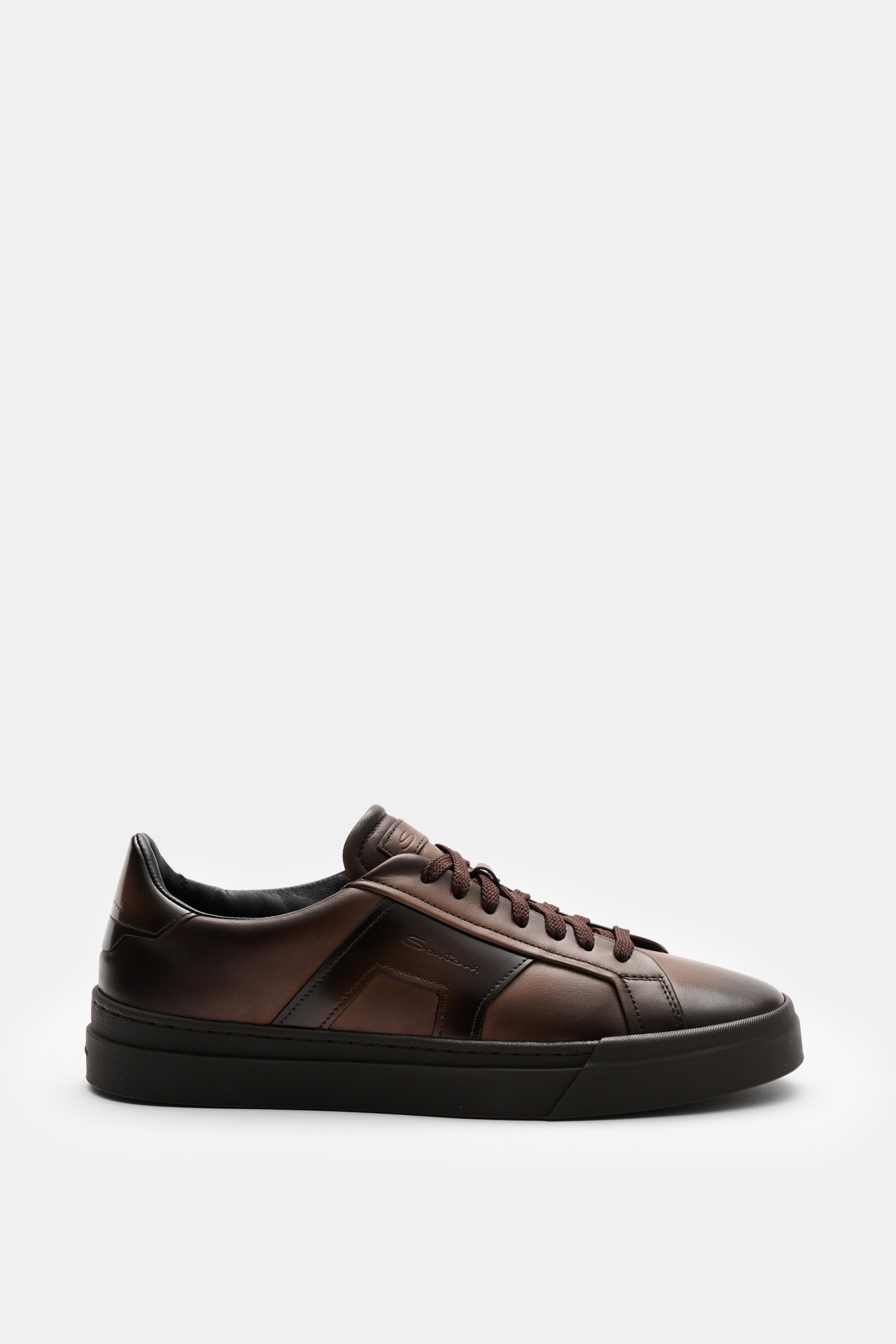 Santoni Sneaker 'Double Buckle' dunkelbraun aus edlem Glattleder mit Sieben-Loch-Schnürung, Overlays, goldfarbenem Emblem, Lederfutter, von rechts fotografiert.