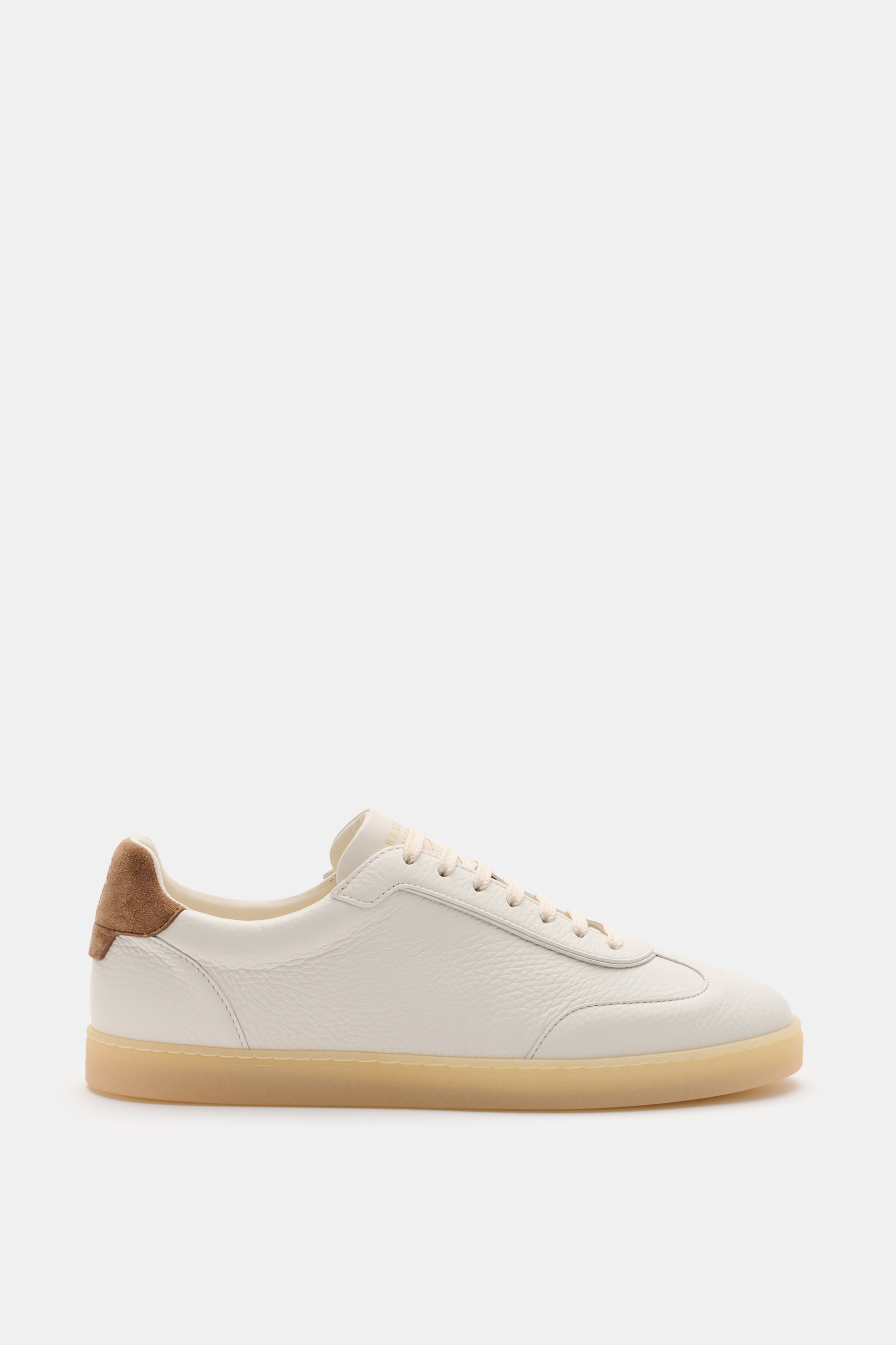 Brunello Cucinelli Sneaker offwhite/hellbraun seitlich fotografiert, geschmeidiges Leder, schmale Silhouette, Veloursleder-Schaftrand, Naturgummi-Sohle.