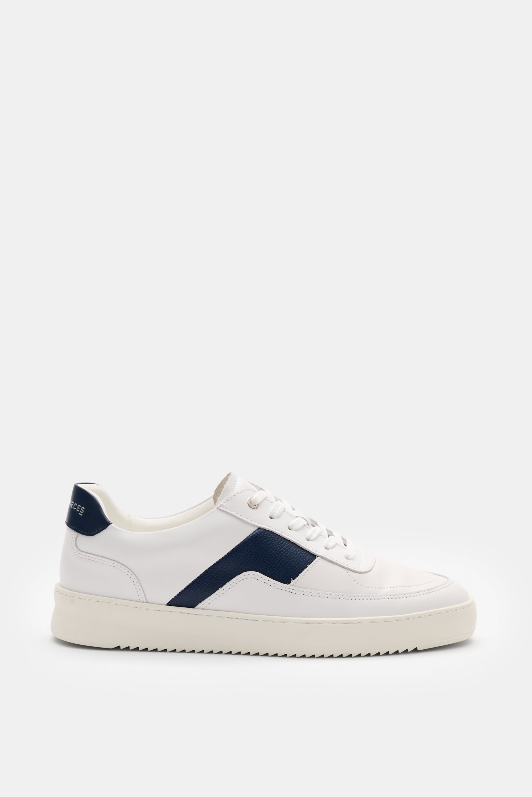 Filling Pieces Sneaker 'Mondo Game' weiß/navy aus Glattleder seitlich fotografiert, mit runder Vorderkappe, sechs-Loch-Schnürung, kontrastfarbenen Einsätzen und gerippter Gummisohle.