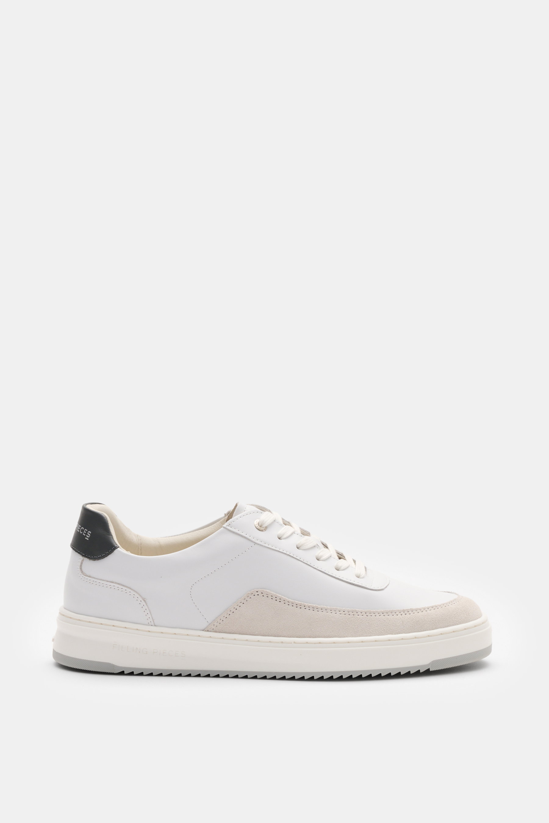 Filling Pieces Sneaker 'Mondo Squash' weiß/sand seitlich fotografiert mit hochwertigem Glattleder, Veloursleder-Overlays, runder Vorderkappe, sechs-Loch-Schnürung, Lasche mit geprägtem Label, kontrastfarbenem Schaft, gepolstertem Schaftrand mit Logoprägun