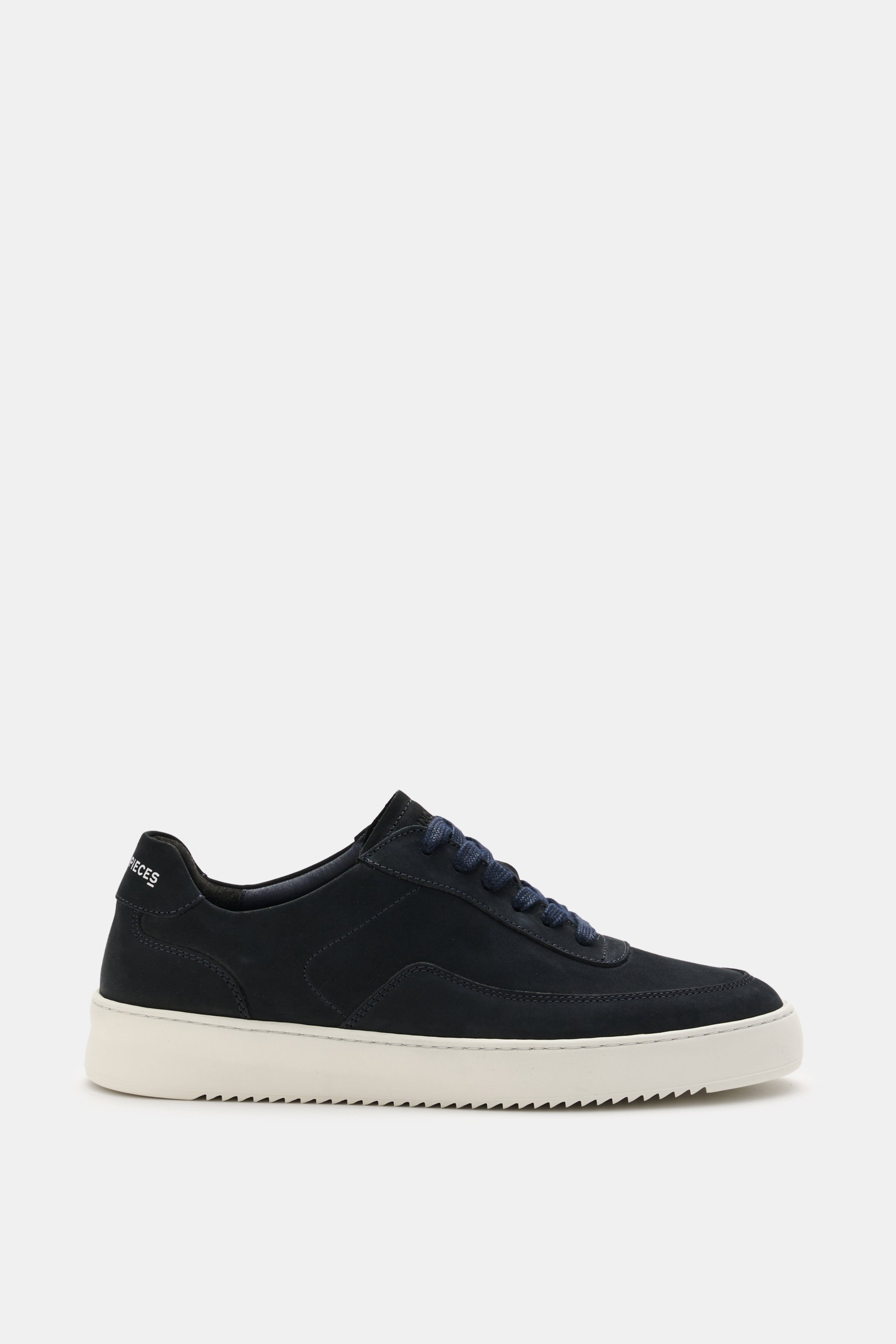 Filling Pieces Sneaker 'Mondo 2.0' navy seitlich fotografiert, cleanes Design, Nubukleder, runde Vorderkappe, sechs-Loch-Schnürung, gepolsterter Schaftrand, Textilfutter, weiße gerippte Gummisohle.