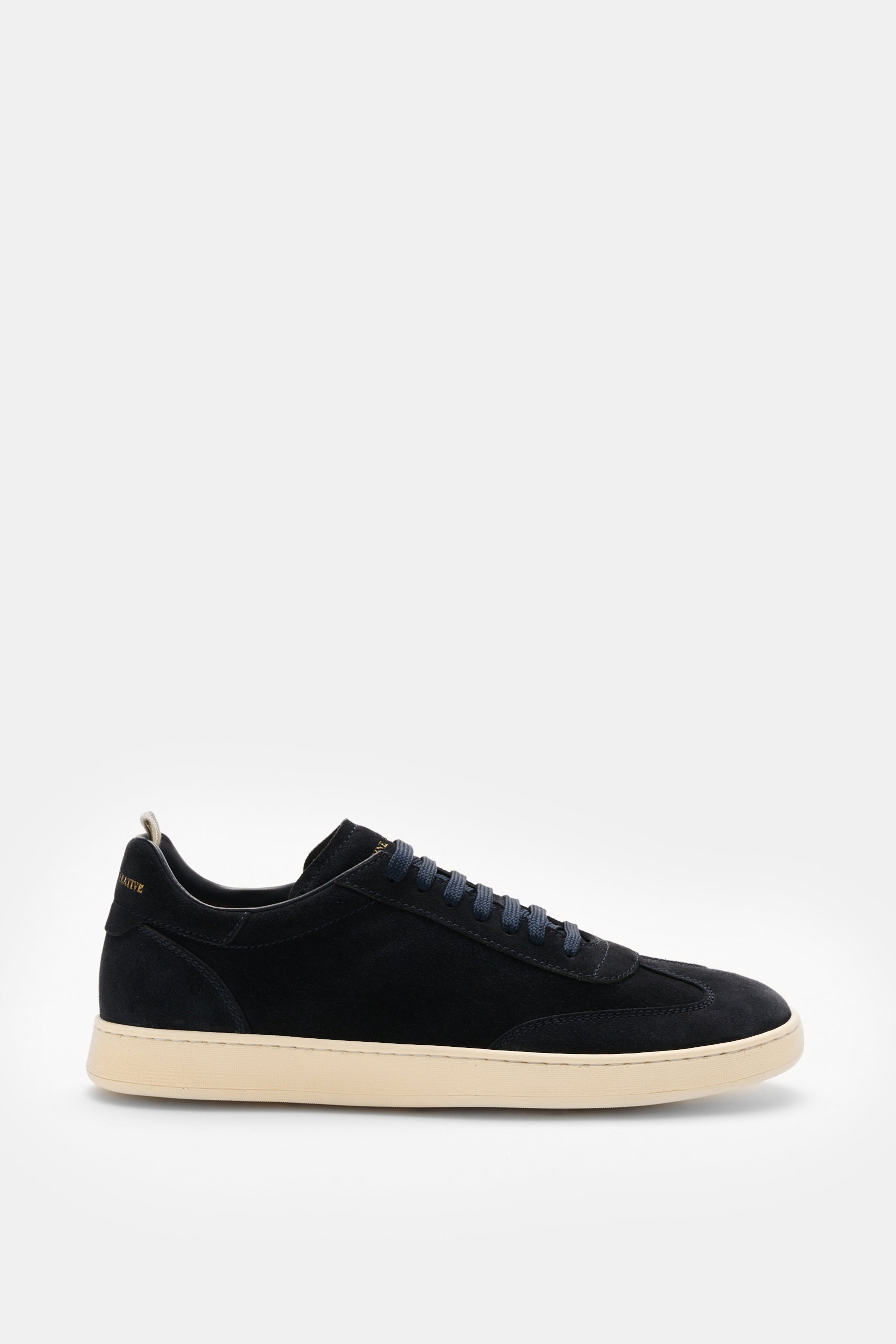 Seitliche Nahaufnahme des Officine Creative Sneaker 'Kafka' navy aus edlem Veloursleder mit runder Vorderkappe, Flügelkappe, gepolstertem Schaftrand, Lederinnenfutter und extraleichter Gummisohle.