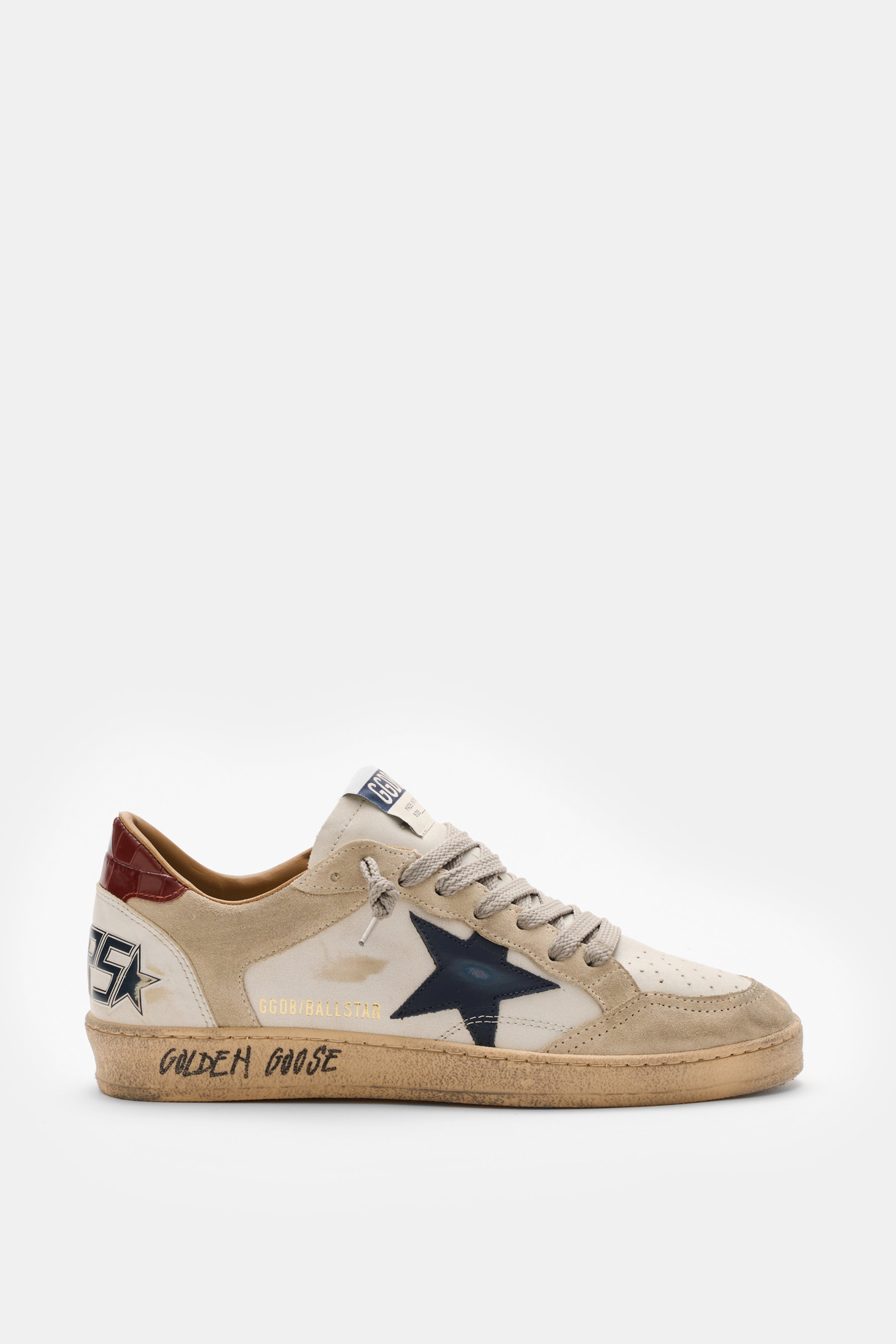 Golden Goose Sneaker 'Ball Star' offwhite/beige/schwarz seitlich fotografiert mit Vintage-Finish, Used-Optik, Stern, Nappaleder, Veloursleder, Gummisohle.