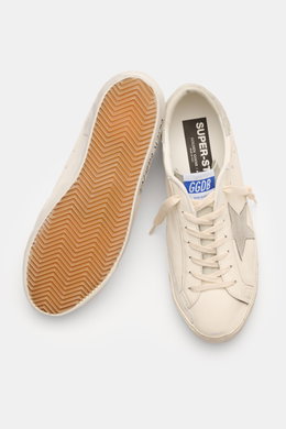 Golden Goose Sneaker 'Super-Star Classic' offwhite/hellgrau, von oben und Sohle sichtbar, Vintage-Finish, Nappaleder, Veloursleder-Stern, Used-Optik.