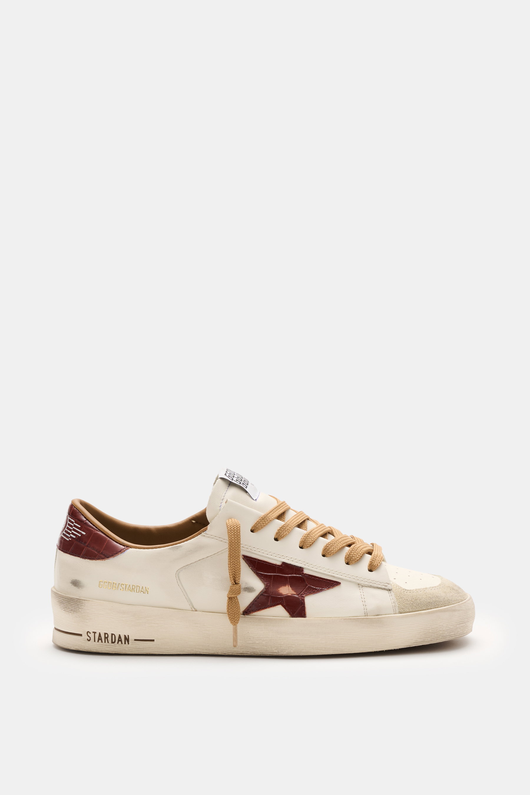Golden Goose Sneaker 'Stardan' offwhite/bordeaux seitlich fotografiert mit Vintage-Finish, Stern, Used-Optik, Nappaleder, Velours-Overlays, Gummisohle.