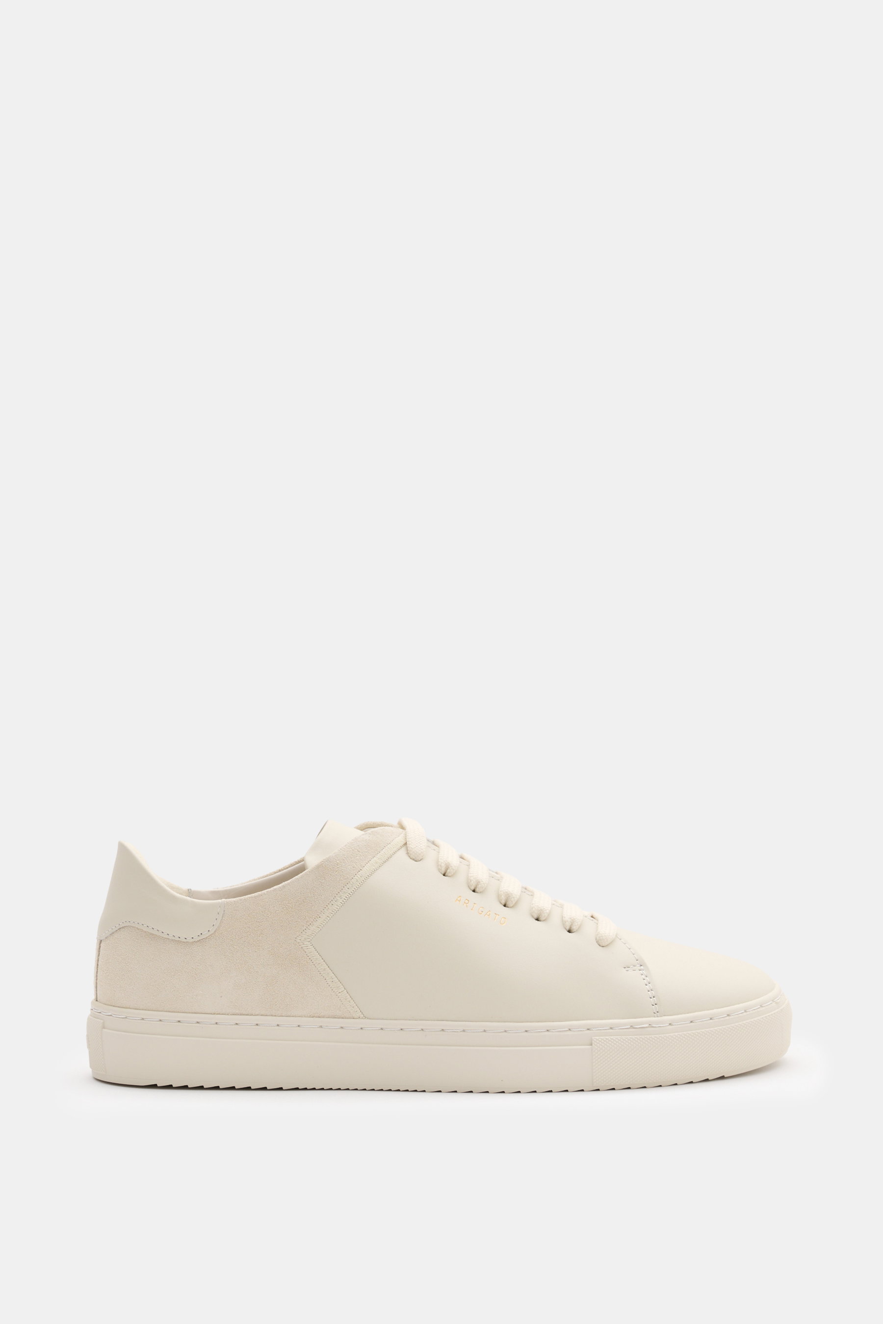 Axel Arigato Sneaker 'Clean 90 Split' creme, Seitenansicht, Glatt- und Veloursleder, sieben Loch Schnürung, goldfarbene Prägung, gepolsterter Schaftrand.