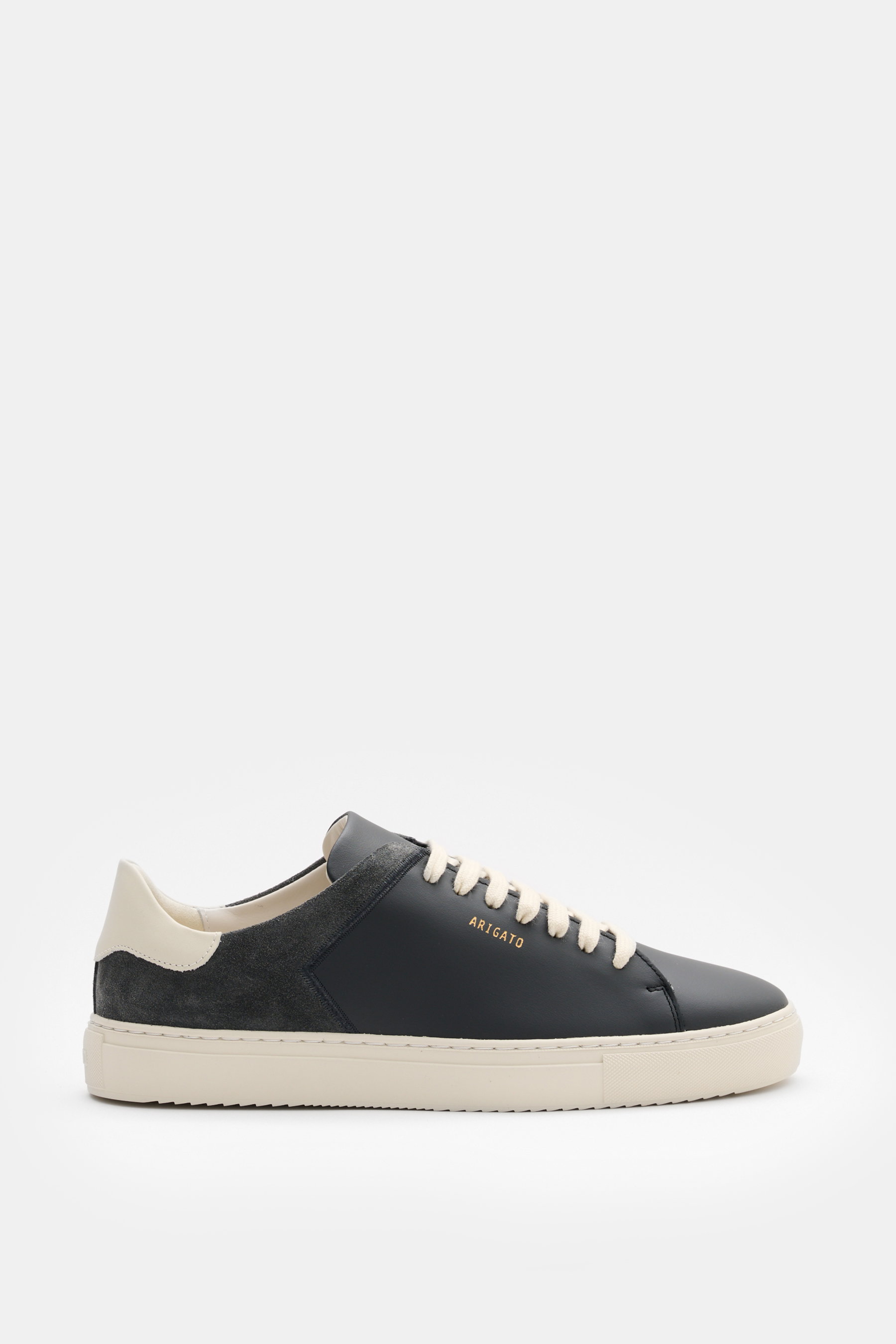 Axel Arigato Sneaker 'Clean 90 split' schwarz/offwhite seitlich fotografiert, Glatt- und Veloursleder, goldene Prägung, flexible Gummisohle.