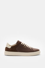Seitenansicht des Axel Arigato Sneaker 'Clean 90 Split' braun/offwhite mit Glatt- und Veloursledermix, runder Vorderkappe, sieben-Loch-Schnürung, goldfarbener Prägung, gepolstertem Schaftrand, Lederinnenfutter und flexibler Gummisohle.